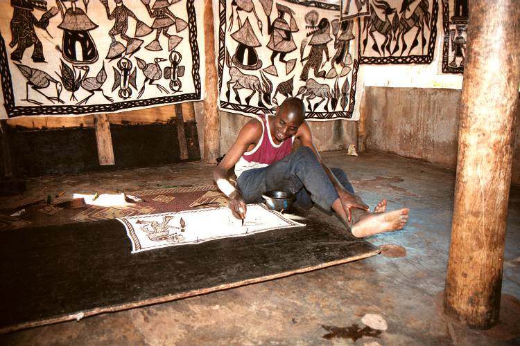 Artesano de Korhog pintando un tapiz