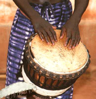 Msico del grupo Mougnou Percussion, de Burkina Fasso, tocando el djemb.